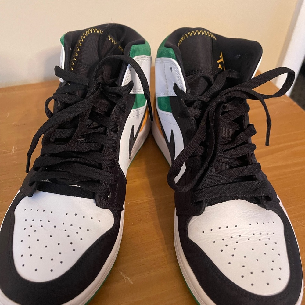 Jordan 1s Mid SE